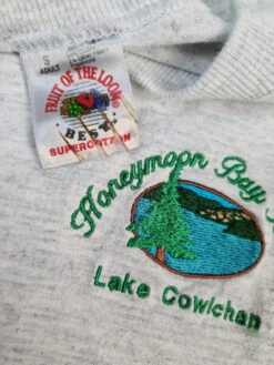 Vintage Fruit Of The Loom Shirt Honeymoon Bay Resort Lake Cowichan Made In USA Grau S -Klassisch Geschaft 20221224 021333 1200x1200